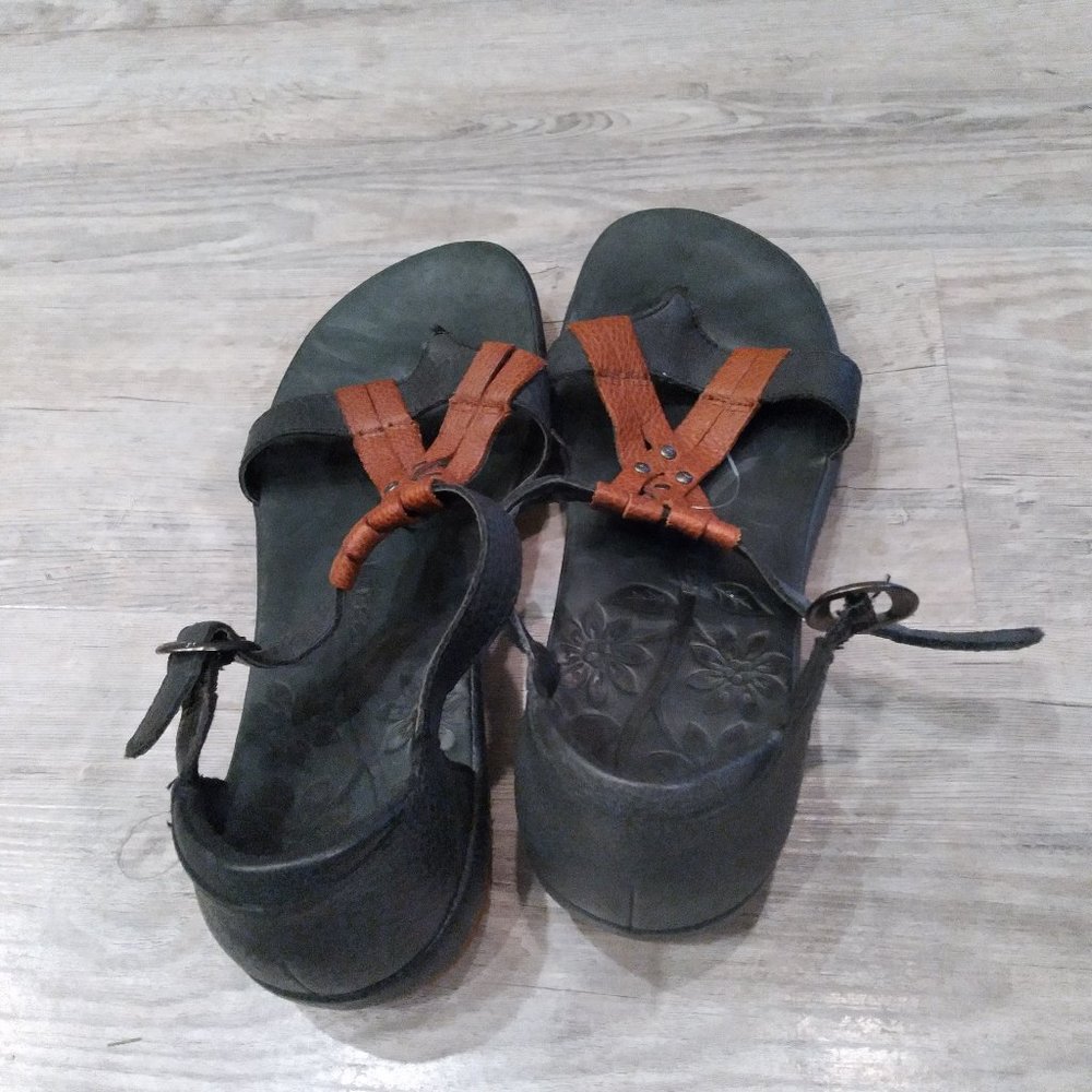 Never Worn Keen strap sandals